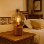 Lámpara de Mesa con Globo de Vidrio y Base de Madera