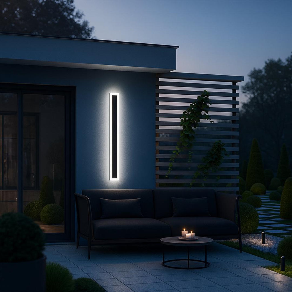 Lámpara de Pared Contemporánea de Diseño Vertical de Metal y Acrílico con Acabado Negro | Exterior
