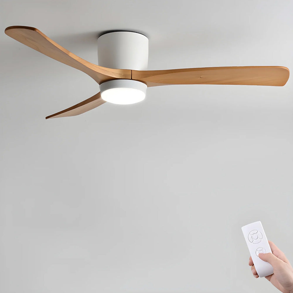 Moderner Deckenventilator mit Holzbeleuchtung