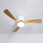 Moderner Deckenventilator mit Holzbeleuchtung