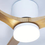 Moderner Deckenventilator mit Holzbeleuchtung