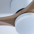 Moderner Deckenventilator mit Holzbeleuchtung