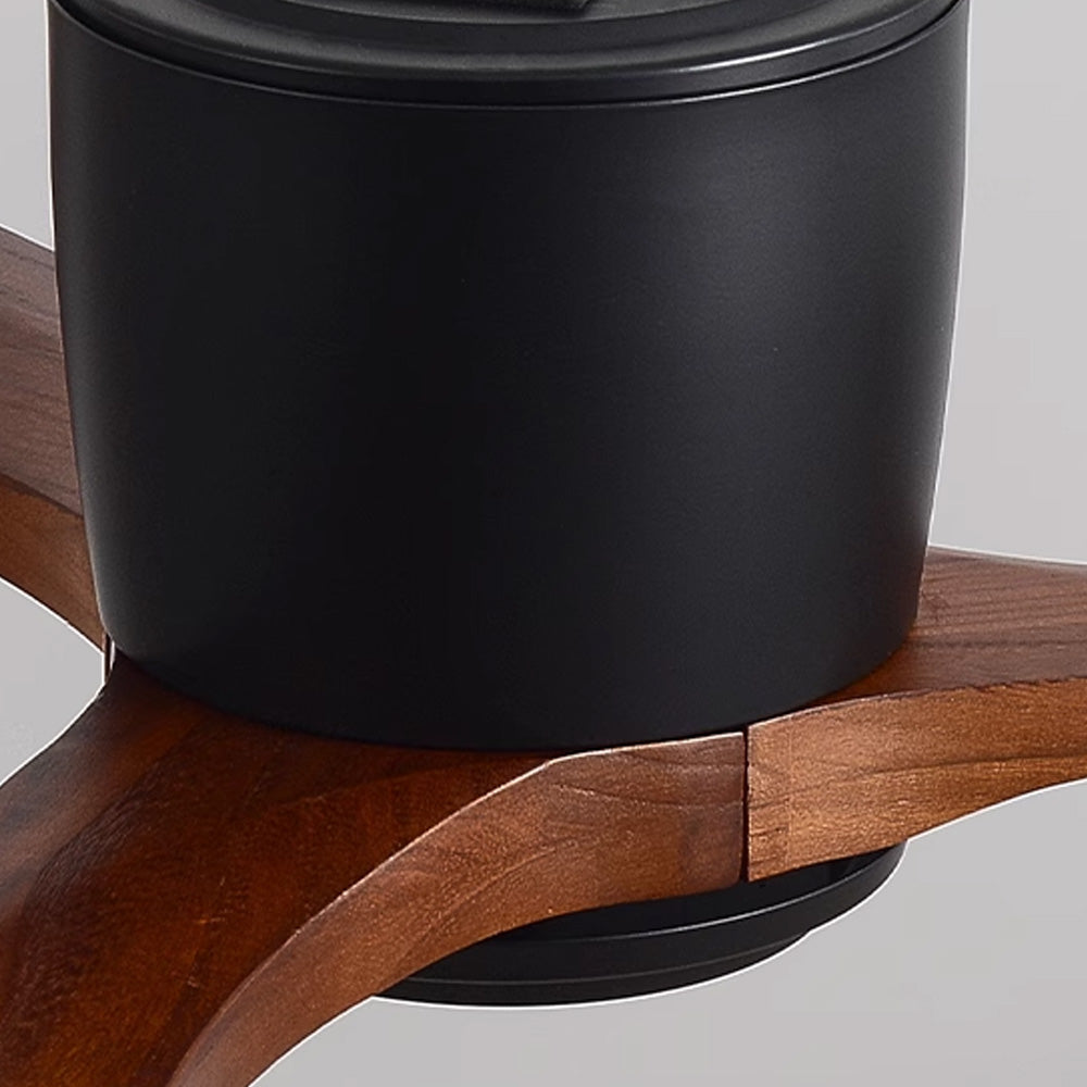 Moderner Deckenventilator mit Holzbeleuchtung