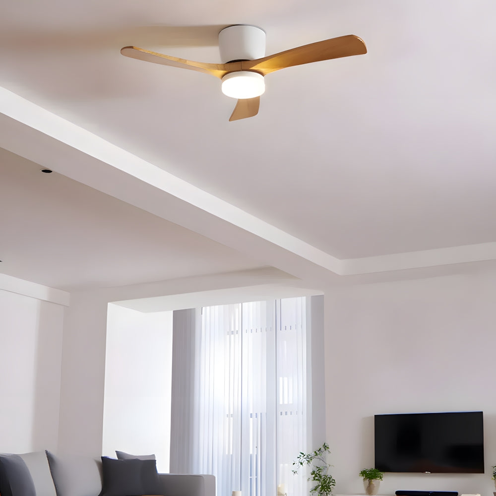 Moderner Deckenventilator mit Holzbeleuchtung