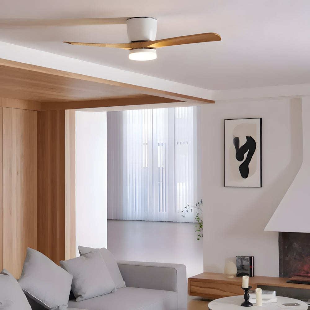 Moderner Deckenventilator mit Holzbeleuchtung