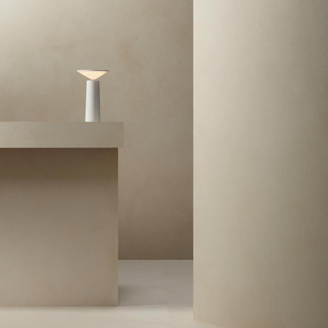 Lámpara de Mesa Portátil Regulable | Iluminación Moderna